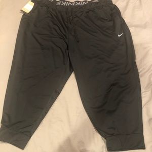 Women’s Black 3X Nike Dri Fit athletic capri pants